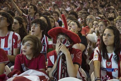 Seguidores rojiblancos desolados en San Mamés finalizando el partido.