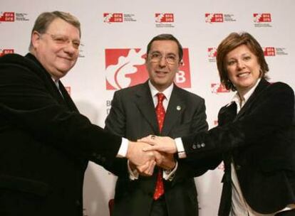 Xabier de Irala, presidente de la BBK; el diputado general de Vizcaya, José Luis Bilbao, y la presidenta del Athletic, Ana Urkijo, ayer en la presentación de la sociedad que construirá el nuevo estadio.