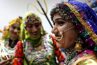 Varias mujeres participan en una celebracin con motivo del Da Internacional de los pueblos Indgenas en el museo Nacional de la Humanidad en Bhopal (India).