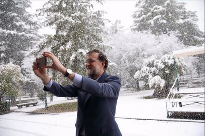 Mariano Rajoy se hace un selfie en la nieve en Madrid, el 5 de febrero de 2018.