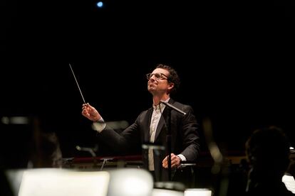 Paolo Bortolameolli durante uno de los conciertos con la Filarmónica de Los Ángeles.