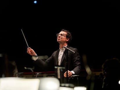 Paolo Bortolameolli durante uno de los conciertos con la Filarmónica de Los Ángeles.