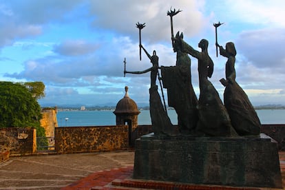Escultura en la plazuela de La Rogativa, que recuerda la procesión de antorchas que confundió a la flota inglesa cuando intentó sitiar la ciudad en 1797.