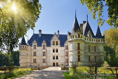 Con sus esbeltos torreones, ventanas geométricas y mampostería, el castillo de Azay-le-Rideau es la imagen que resume el esplendor del Loria, rodeado de jardines que cubren una isla natural en medio del río Indre.