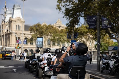 Unos turistas realizan una ruta con el Quad City Tour por Barcelona.