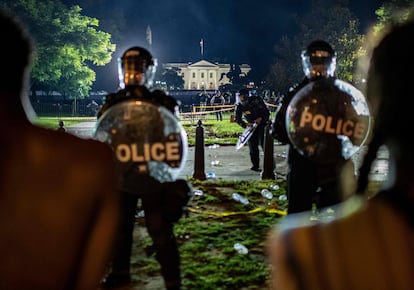 Chicago, Denver, Philadelphia, Cleveland, Portland, Rochester (Nueva York), Milwaukee, Salt Lake City y Miami también han decretado toques de queda en la noche del sábado. En la imagen, un grupo de manifestantes protestan frente a la Casa Blanca.