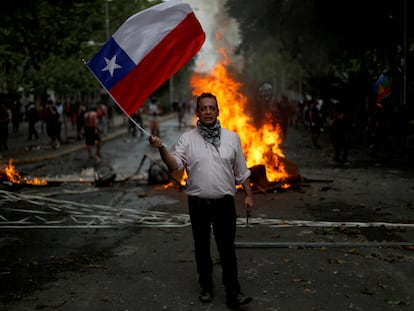 Manifestante durante las protestas en Santiago, Chile, el 8 de noviembre 2019.