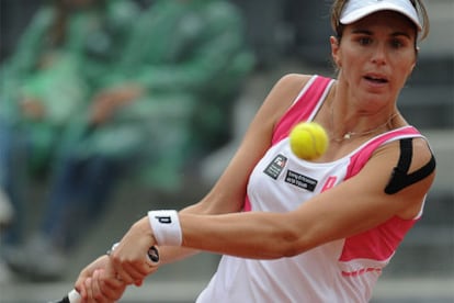 María José Martínez Sánchez golpea la pelota durante el partido contra Safarova.