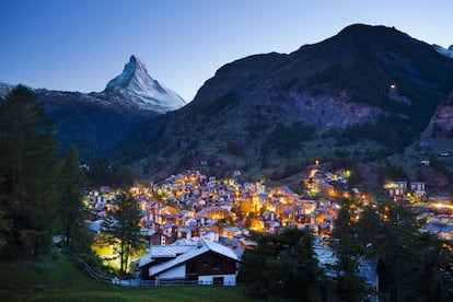 Zermatt, un clásico entre los clásicos. La pequeña (y exclusiva) estación de esquí a los pies del monte Cervino es una visita inolvidable. Incluso para quienes no son buenos esquiadores. Zermatt es conocida por la prohibición de coches en sus calles, donde impera la calma, y la impecable preservación de su patrimonio histórico. Pero se puede también disfrutar del 'shopping', del tradicional Jägertee (té de los cazadores) o de restaurantes gastronómicos de alto nivel.