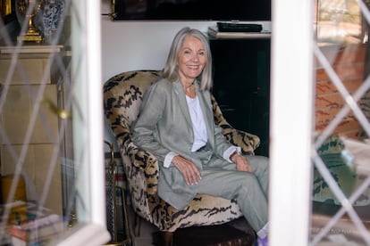 Camino Villa (75 años), modelo sénior e 'influencer', en su casa en Madrid. 