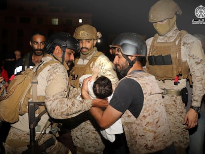 Miembros de la Marina saudí atienden a un niño durante la evacuación que Riad ha llevado a cabo desde Puerto Sudán, a 800 kilómetros de Jartum.