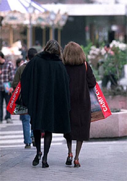 Mujeres paseando.