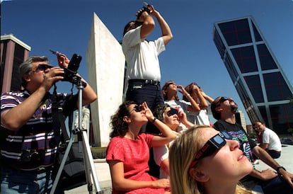 Varias personas contemplan el gran eclipse del 11 de agosto de 1999 en Madrid, donde fue parcial.