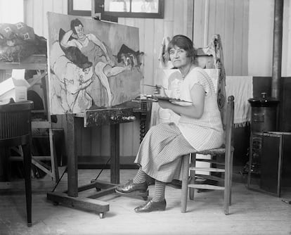Suzanne Valadon pintando en su estudio un retrato de Marie Coca, 1927.