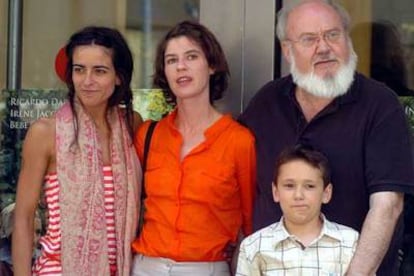 La cantante Bebe, los actores Irene Jacob y Víctor Valdivia y el cineasta José Luis Cuerda durante la presentación en Madrid de la <i>La educación de las hadas</i>.