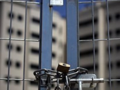 A chained gate blocks access to a new housing development in Madrid.