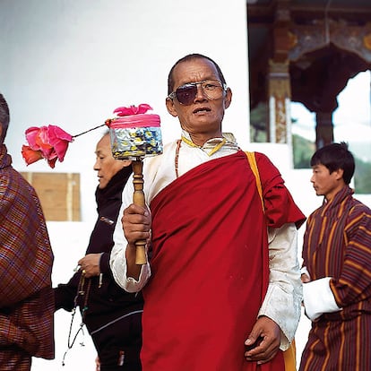 Los habitantes de Bután consideran a Jigme Singye Wangchuck, cuarto rey del país y reponsable del término Felicidad Interior Bruta, un dios. Su hijo y heredero reina ahora el país como rey constitucional después de que su padre abriera la puerta a la democracia en 2005. En la imagen, un habitante del reino de Bután