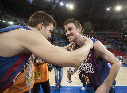 Los jugadores del Barcelona Xavi Rabaseda y Charles Wallace celebran la victoria.