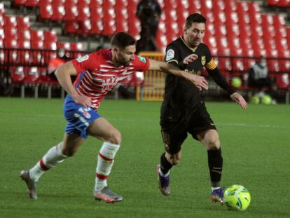 Messi intenta regatear a Antonio Puerta en el partido ante el Granada en Los Cármenes el pasado sábado.