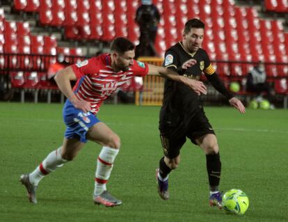 Messi intenta regatear a Antonio Puerta en el partido ante el Granada en Los Cármenes el pasado sábado.