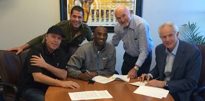 Kobe, en el momento de firmar su renovación.