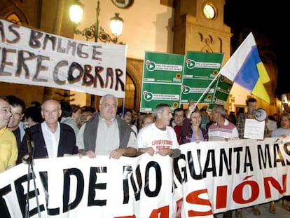 Unas 400 personas se concentraron anoche en Telde para expresar públicamente su repulsa a los miembros del gobierno municipal por su presunta implicación en el <i>caso Faycán</i>.