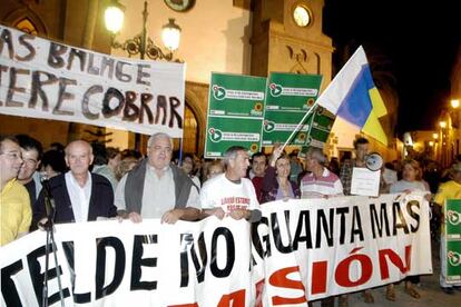 Unas 400 personas se concentraron anoche en Telde para expresar públicamente su repulsa a los miembros del gobierno municipal por su presunta implicación en el <i>caso Faycán</i>.