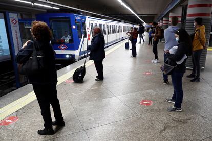 Varias personas esperan en el andén de la línea 1 del Metro de Madrid