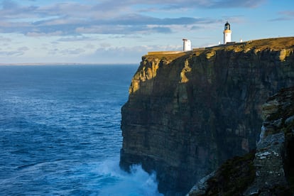 Los acantilados y el faro en la Punta de Dunnet.