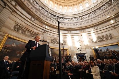 Donald Trump da un discurso tras su toma de protesta como presidente de Estados Unidos, este lunes en la Rotonda del Capitolio, en Washington. 