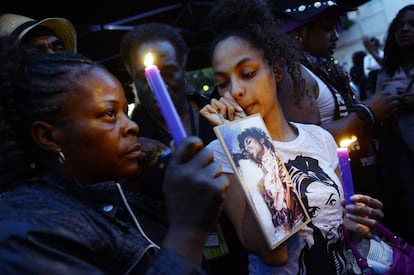 Los seguidores de Prince se reúnen para homenajear a su ídolo.
