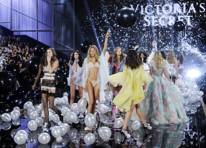 Celebrado el Fashion Show del centro Earls Court, Londres se ha convertido por primera vez en la historia de la marca de lencería en el escenario de su esperado desfile anual, en el que han participado los nueve 'ángeles' oficiales y 31 modelos seleccionadas para la ocasión.