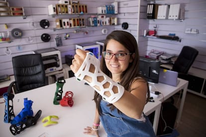 Raquel Serrano, cofundadora de la empresa FIIXIT, se prueba una férula 3D en el interior de su negocio, en Alhaurín de la Torre (Málaga).