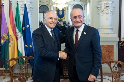 El presidente de La Fundación La Caixa, Isidro Fainé (izquierda) y el alcalde de Málaga, Francisco de la Torre, tras firmar el protocolo de apertura del centro cultural.
