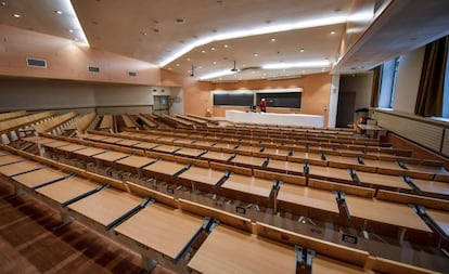 Un profesor da clase online a través de una webcam en la Universidad Politécnica de Milán, en Italia. Foto tomada el 5 de marzo.