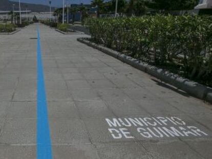 La raya azul que separa los municipios tinerfeños de Güímar y Arafo.