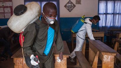 Trabajadores del Ministerio de Salud usan pesticida en una escuela de Andraisoro, Madagascar, para combatir la peste.