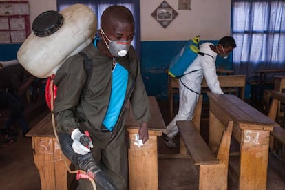 Trabajadores del Ministerio de Salud usan pesticida en una escuela de Andraisoro, Madagascar, para combatir la peste.