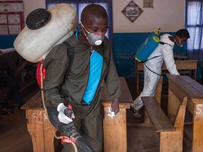 Trabajadores del Ministerio de Salud usan pesticida en una escuela de Andraisoro, Madagascar, para combatir la peste.