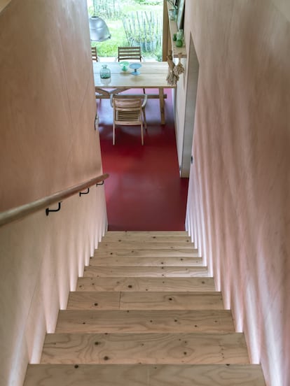 Una escalera chapada en abedul comunica las dos plantas de la vivienda. Al estar colocada frente a la ventana del comedor, lleva luz al piso superior.
