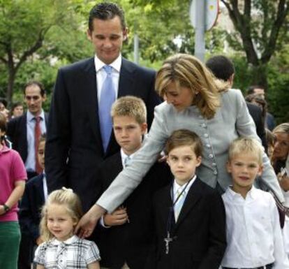 Los duques de Palma, junto a sus hijos, durante la comunión de los dos mayores en 2009.