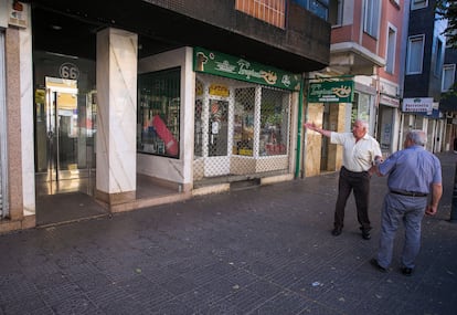 Dos hombres observan el portal del número 66 de la Avenida del Cid, en Burgos, donde en uno de sus pisos murió Bina.