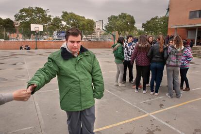 Alejandro, de la mano de un compañero, en el colegio en 2012.