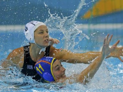 Maica Garc&iacute;a, con el gorro azul, lucha por el bal&oacute;n