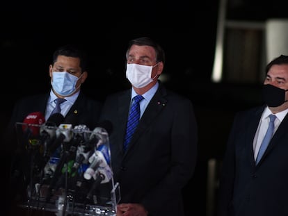 Jair Bolsonaro ao lado dos presidentes do Senado, Davi Alcolumbre (E), e da Câmara, Rodrigo Maia (D).