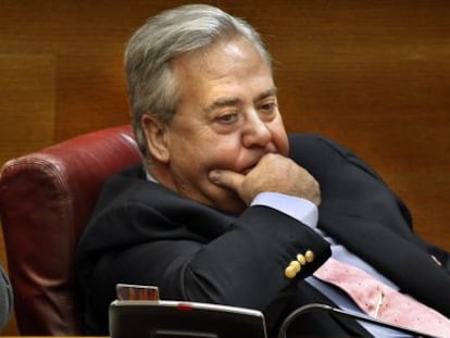 El exalcalde de Alicante y diputado autonómico, Luis Díaz Alperi, en las Cortes.