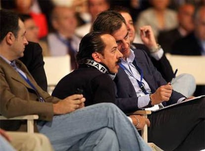 Álvaro Pérez, entre el secretario de Organización, David Serra, y el secretario general del PP, Ricardo Costa, en el congreso regional.