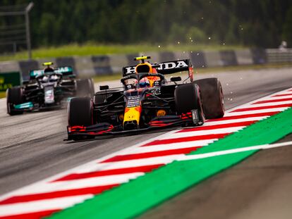 El coche de Checo Pérez y detrás de él Valtteri Bottas de Mercedes, este domingo durante el Gran Premio de Estiria.