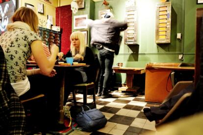 Clientes de un bar de Estocolmo practicando la <i>fika, </i>versión escandinava de la hora del té británica.