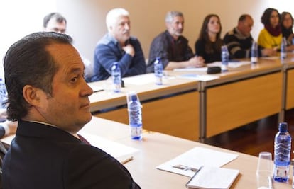 El presidente de Banesco, en primer t&eacute;rmino, durante el encuentro con los colectivos de afectados por preferentes.